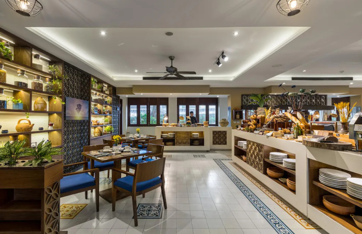 Buffet sáng phong phú tại Almanity Hoi An Resort & Spa