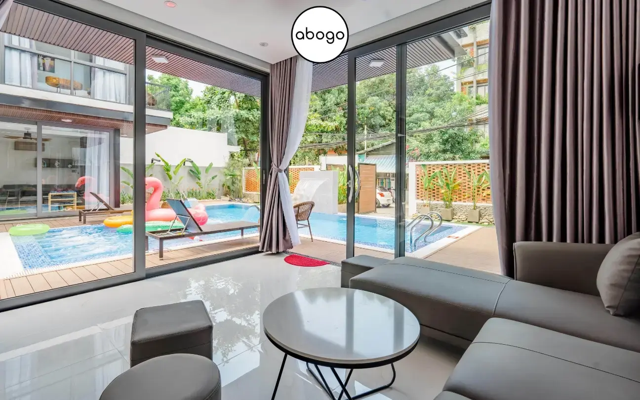 Phòng khách rộng rãi, kết nối hồ bơi tại biệt thự Amy Villa Đà Nẵng