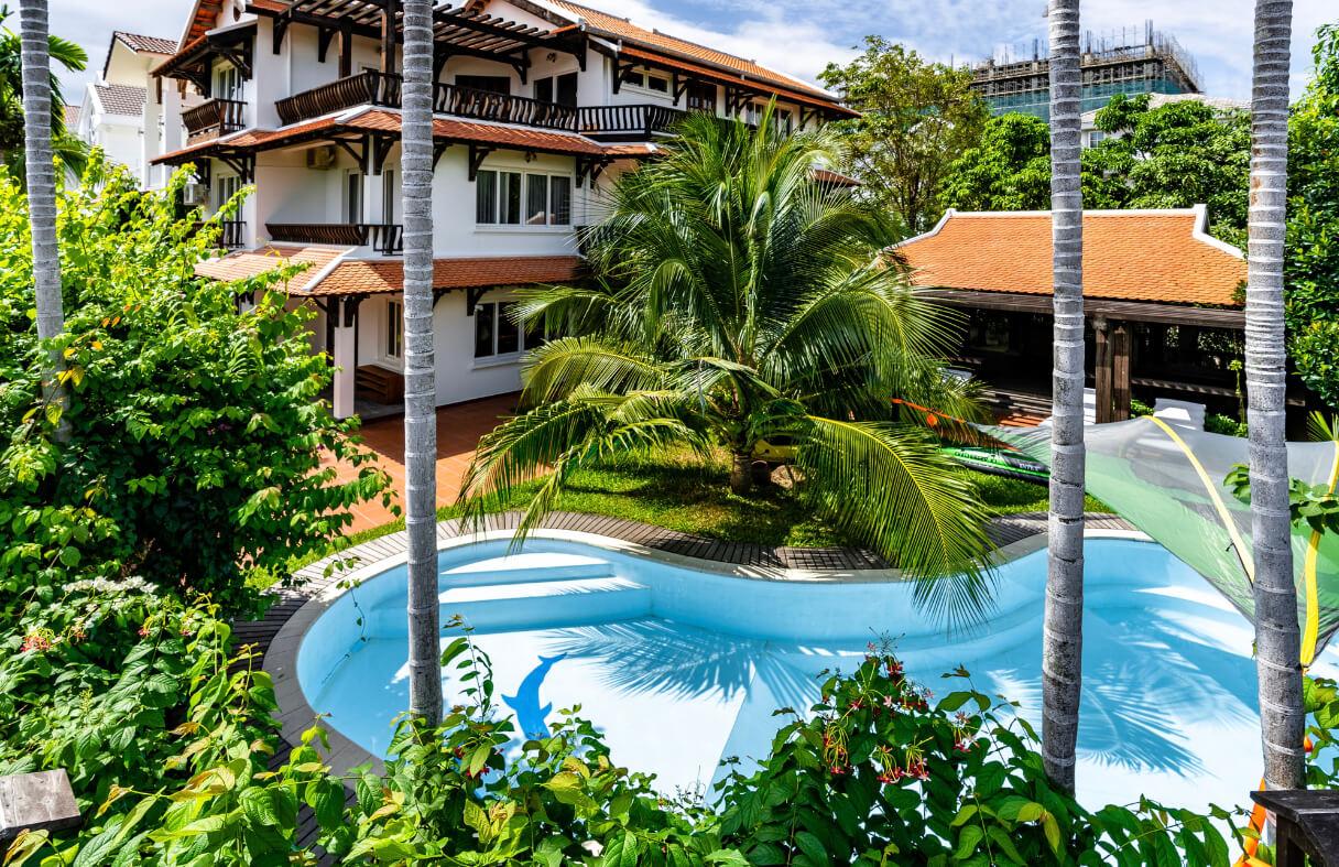 Hồ bơi riêng và khu vườn xanh tại An Viên Villa Nha Trang tạo không gian thư giãn cho du khách