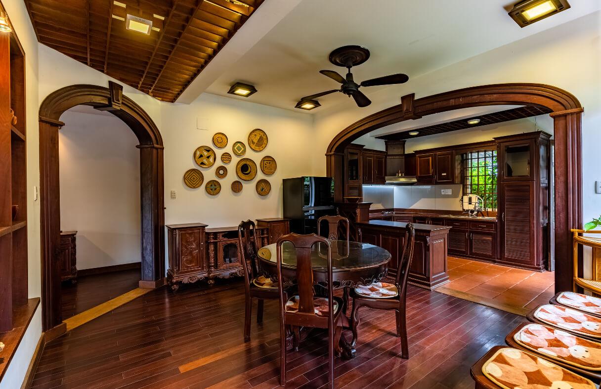 Không gian phòng khách và khu bếp tại An Viên Villa Nha Trang với nội thất gỗ sang trọng