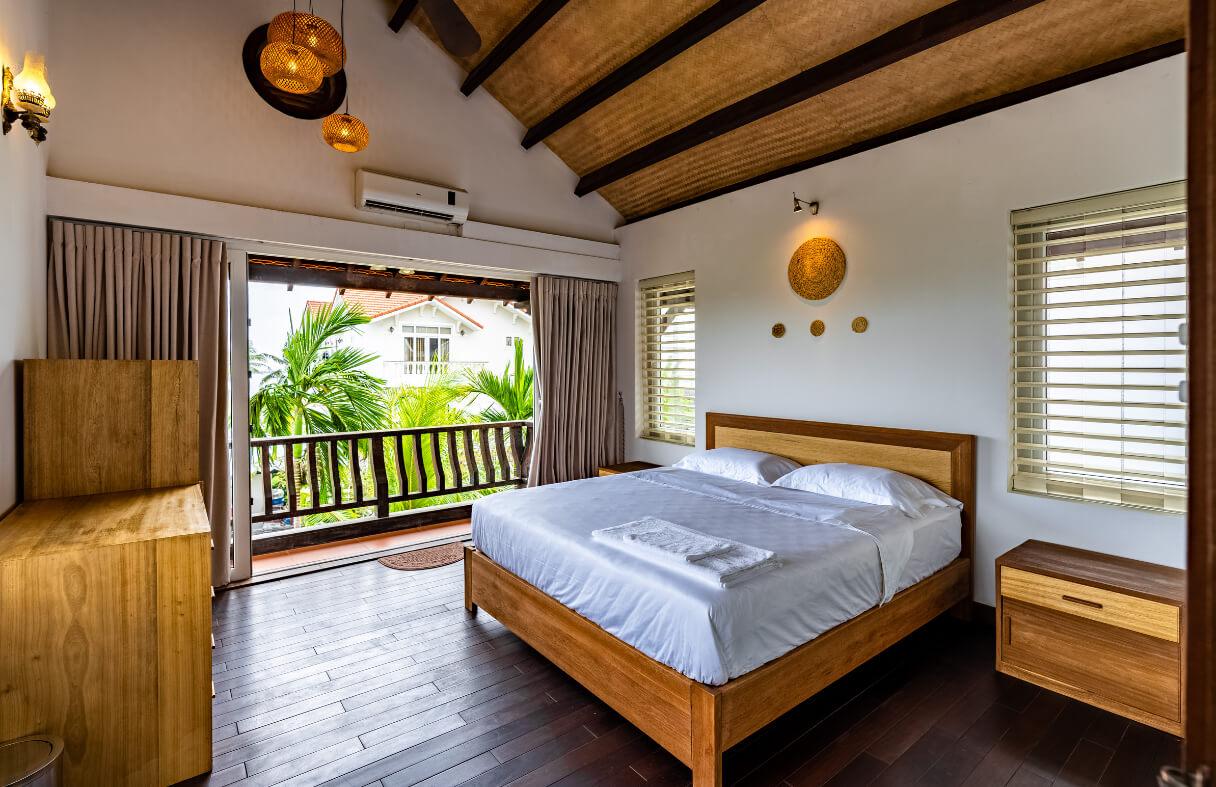 Phòng ngủ tại An Viên Villa Nha Trang có ban công nhìn ra khu vườn xanh mát