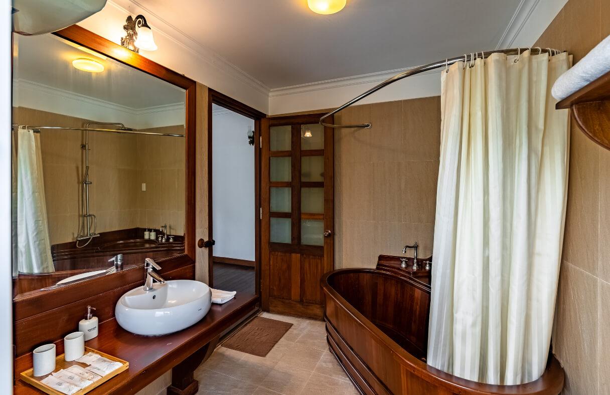 Phòng tắm tại An Viên Villa Nha Trang với bồn tắm gỗ và thiết kế nội thất ấm cúng