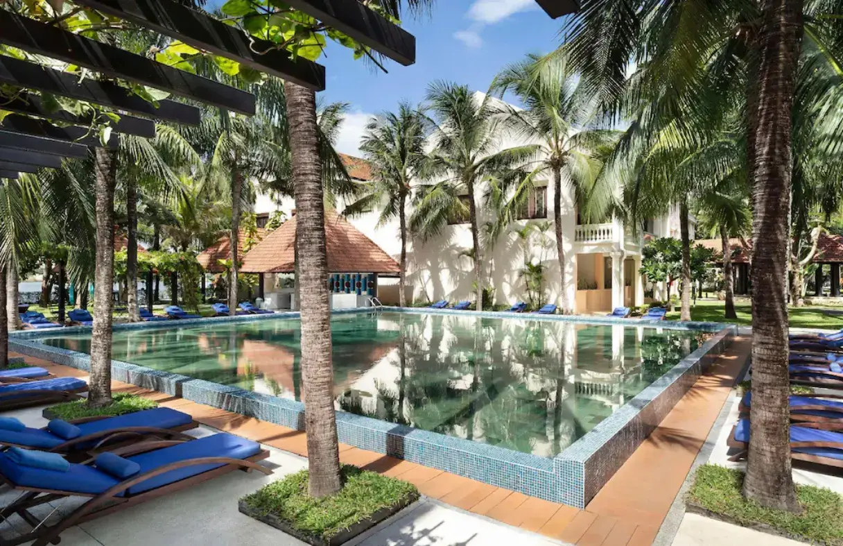 Bể bơi ngoài trời Anantara Hoi An Resort với view khu vườn và sông