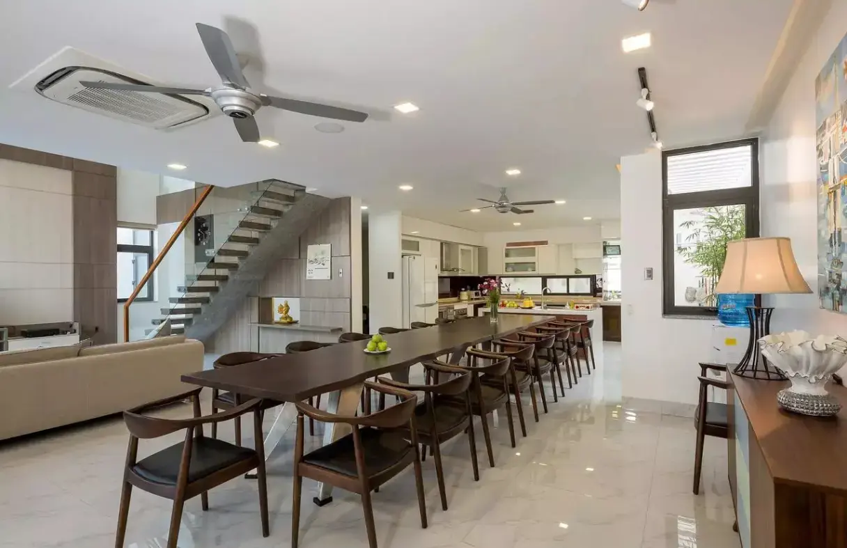 Bếp rộng và bàn ăn dài trong villa Đà Nẵng, tiện nấu ăn chung cho đoàn đông