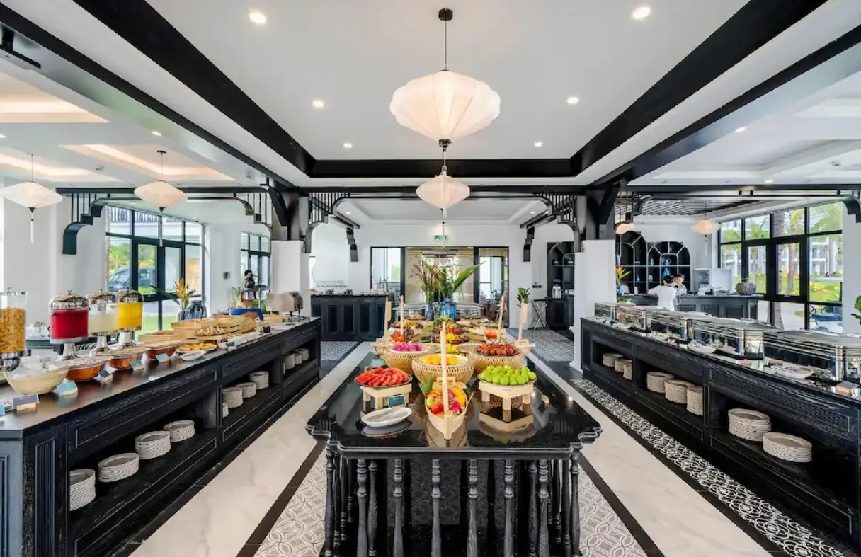 Buffet sáng đa dạng món ngon tại Bliss Hoi An Beach Resort