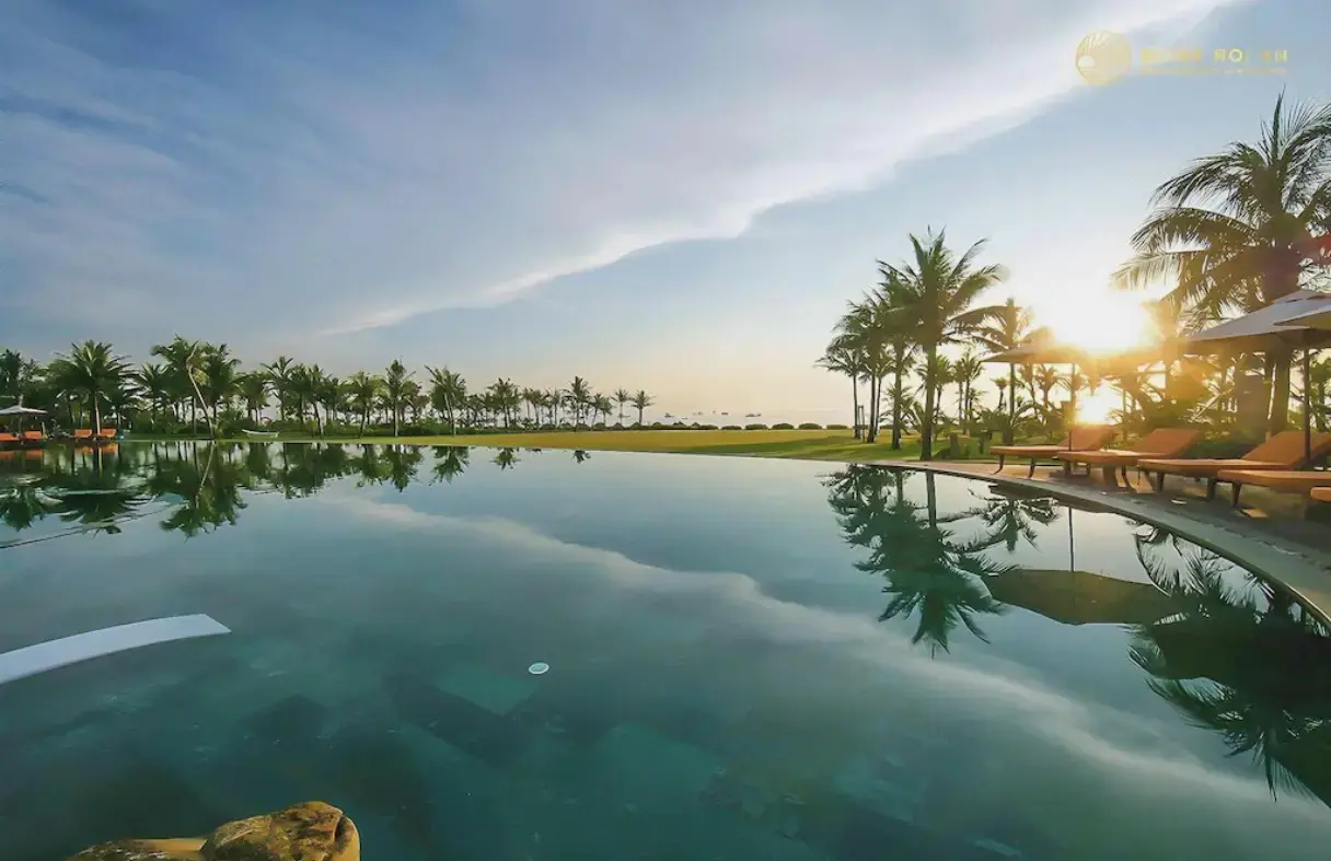 Hồ bơi vô cực hướng biển tuyệt đẹp tại Bliss Hoi An Beach Resort