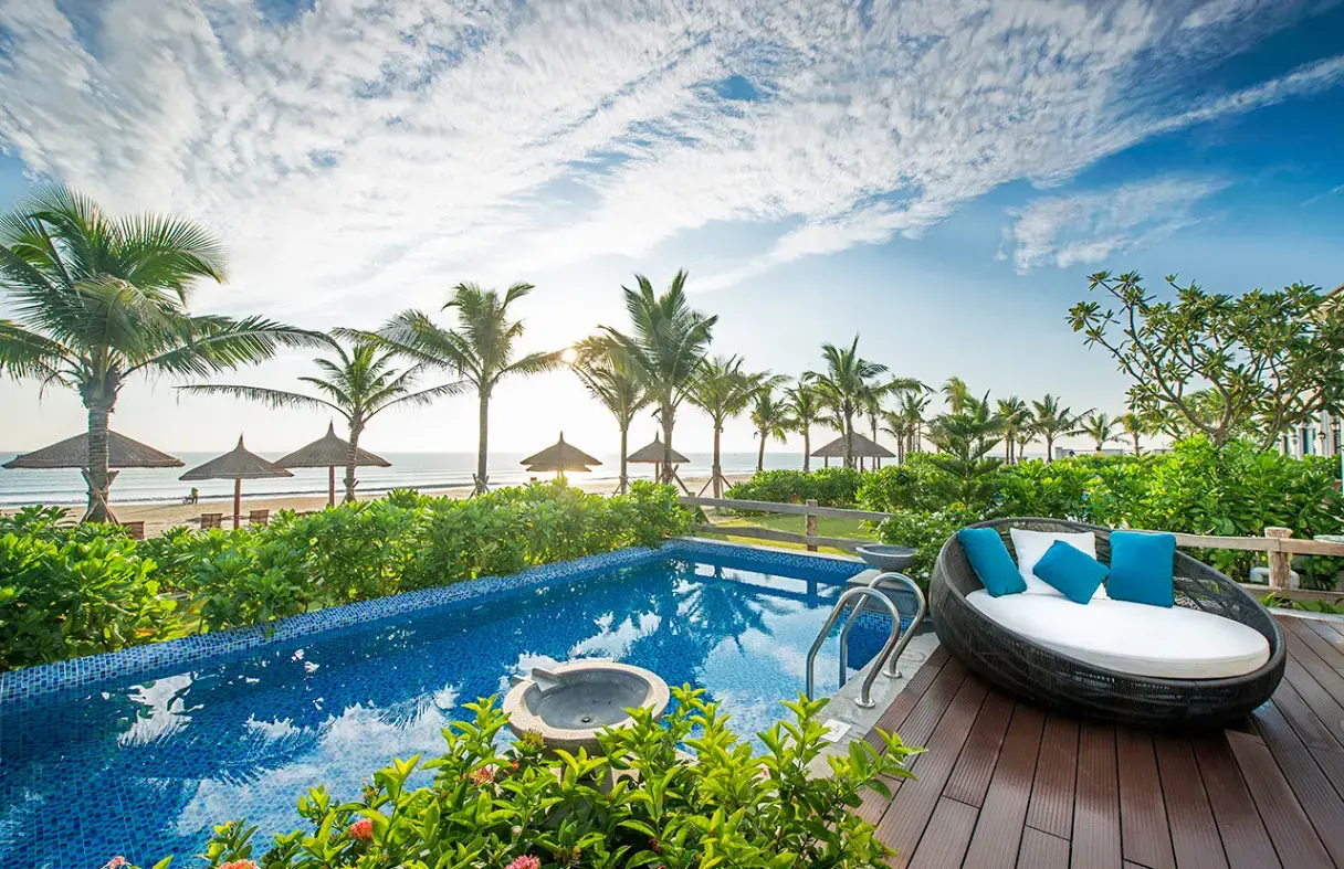 Stunning Da Nang luxury villa with infinity pool and panoramic ocean view from private terrace