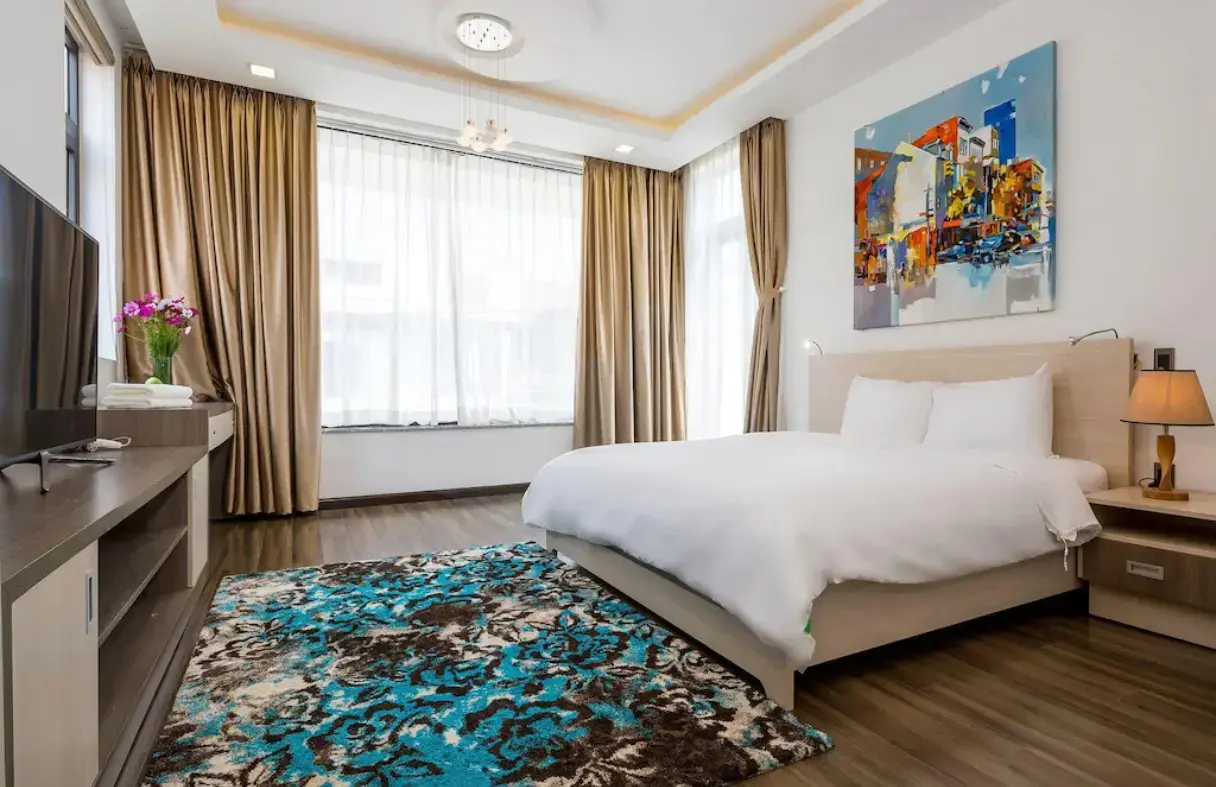 Da Nang villa with 8 to 9 bedrooms suitable for large groups and families