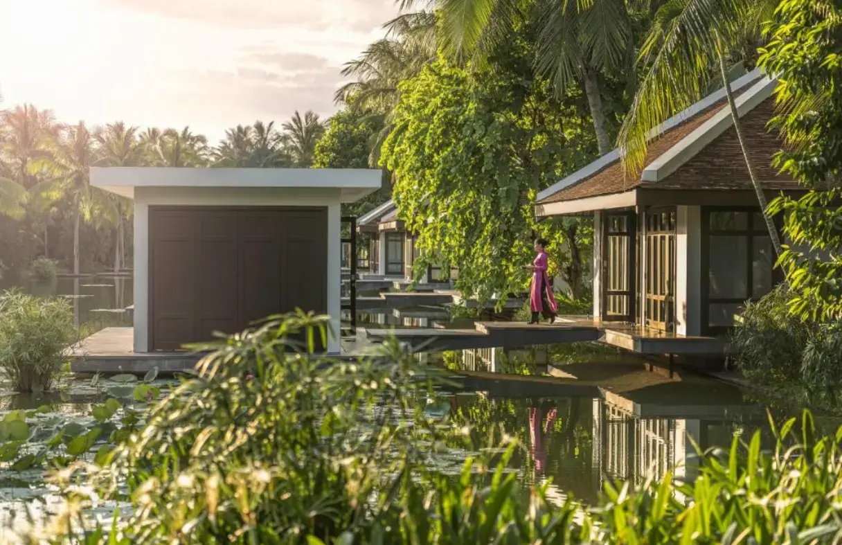 Lối đi rợp bóng dừa và vườn xanh tại Four Seasons Resort The Nam Hai