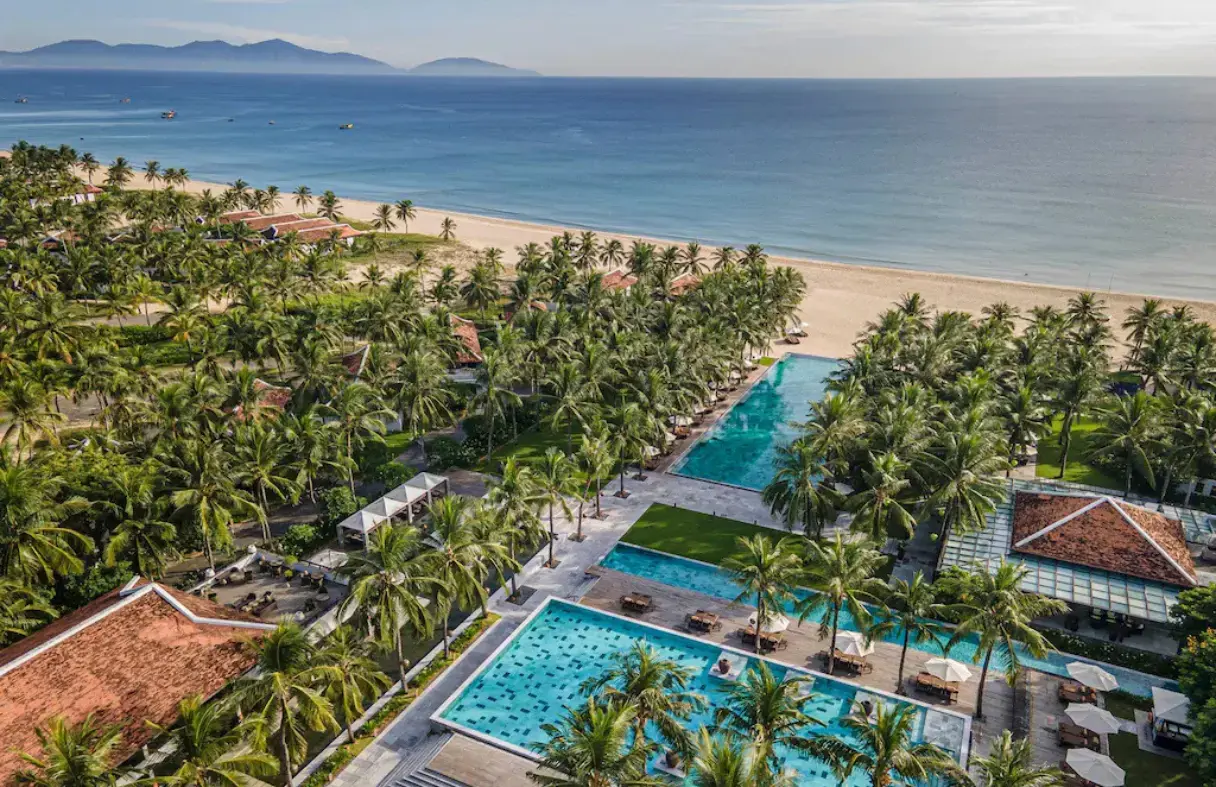 Bãi biển Ha My tuyệt đẹp nhìn từ Four Seasons Resort The Nam Hai Hội An