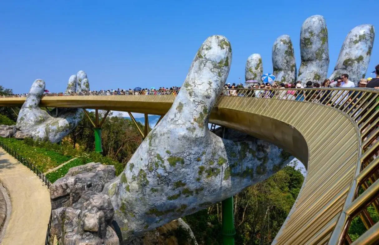 Rút kinh nghiệm lịch trình Cầu Vàng: Hàng chờ cáp treo Bà Nà Hills dài vào giờ cao điểm buổi sáng.