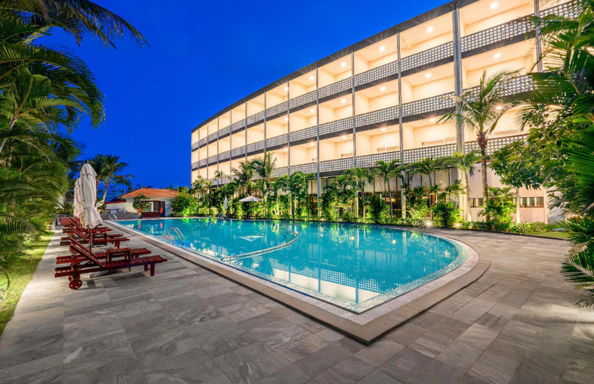 Hồ bơi ngoài trời tại Grandvrio Ocean Resort Đà Nẵng, tầm nhìn hướng ra biển.
