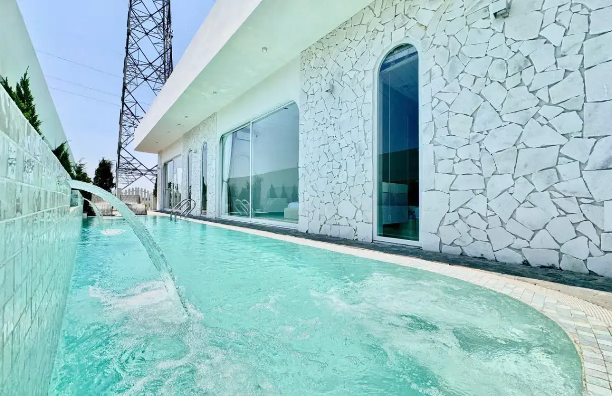 Hồ bơi riêng trong villa Đà Nẵng tư nhân, không dùng chung với khách khác