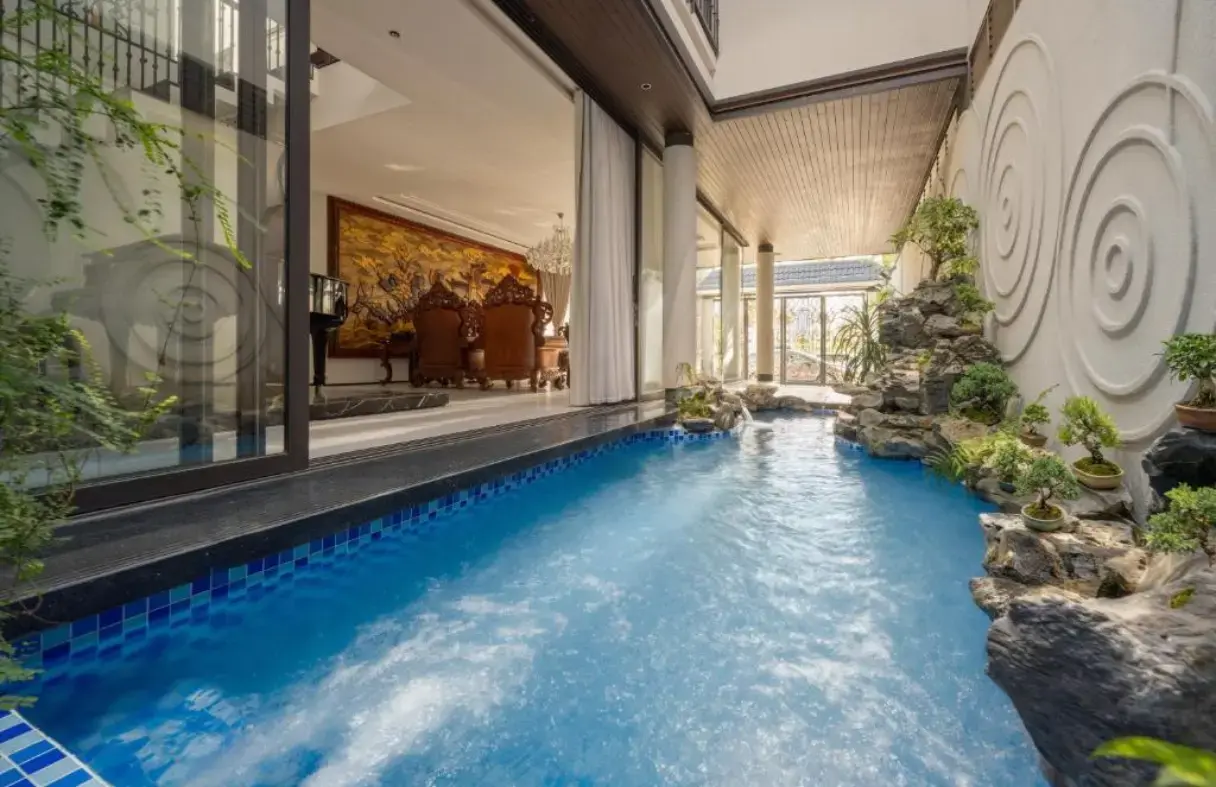 Hồ bơi riêng trong khuôn viên villa sông Đà Nẵng yên tĩnh