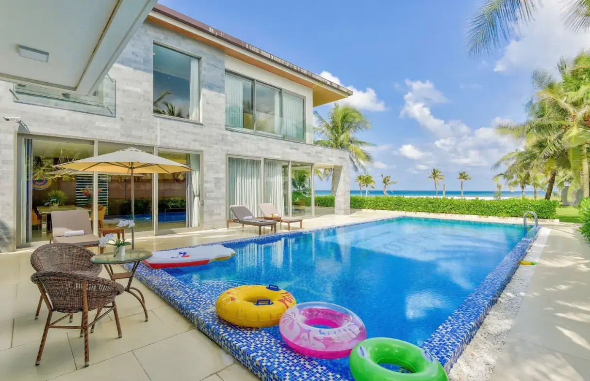 Hồ bơi riêng villa Đà Nẵng với view biển Mỹ Khê tuyệt đẹp, không gian tổ chức tiệc BBQ hoàn hảo.