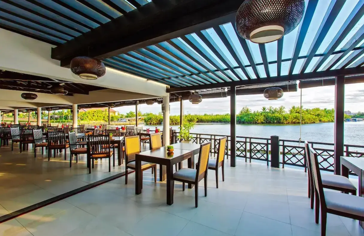 Nhà hàng ven sông Hoi An Beach Resort phục vụ ẩm thực Việt – Âu
