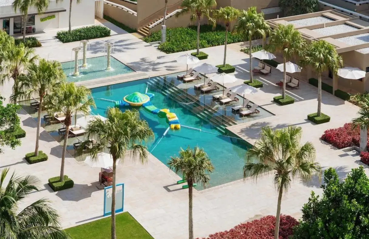 Hồ bơi chính ngoài trời tại Hyatt Regency Danang Resort & Spa.