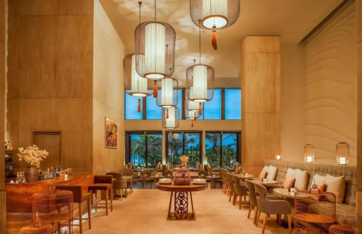 Nhà hàng tại Hyatt Regency Danang Resort & Spa phục vụ buffet đa dạng.