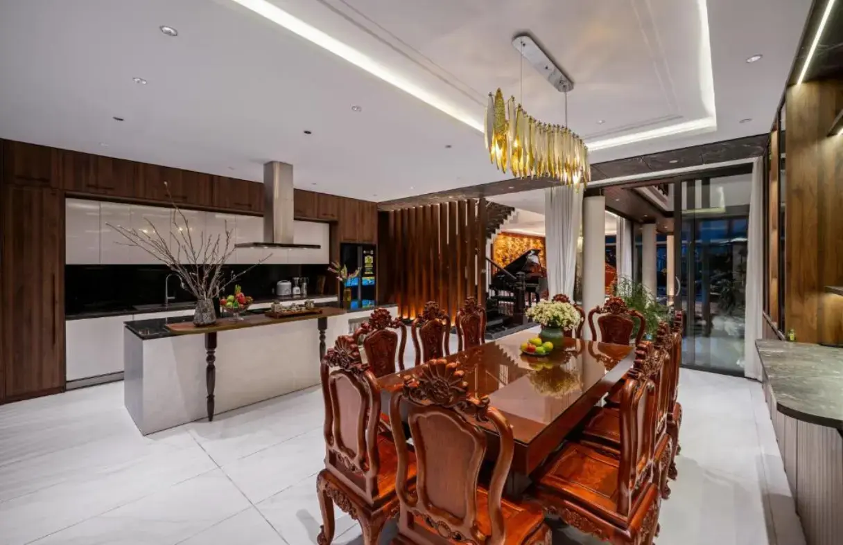 Không gian phòng ăn và bếp rộng rãi trong villa sông Đà Nẵng