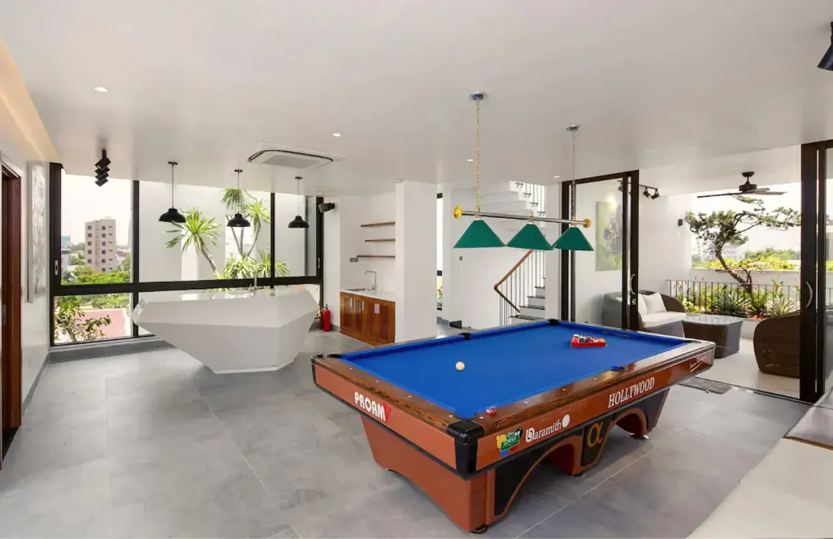 Không gian sinh hoạt chung trong villa Đà Nẵng cho nhóm đông người