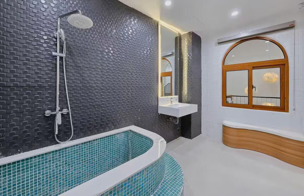 Không gian phòng khách và sinh hoạt trong villa Đà Nẵng phù hợp cho người ở dài hạn
