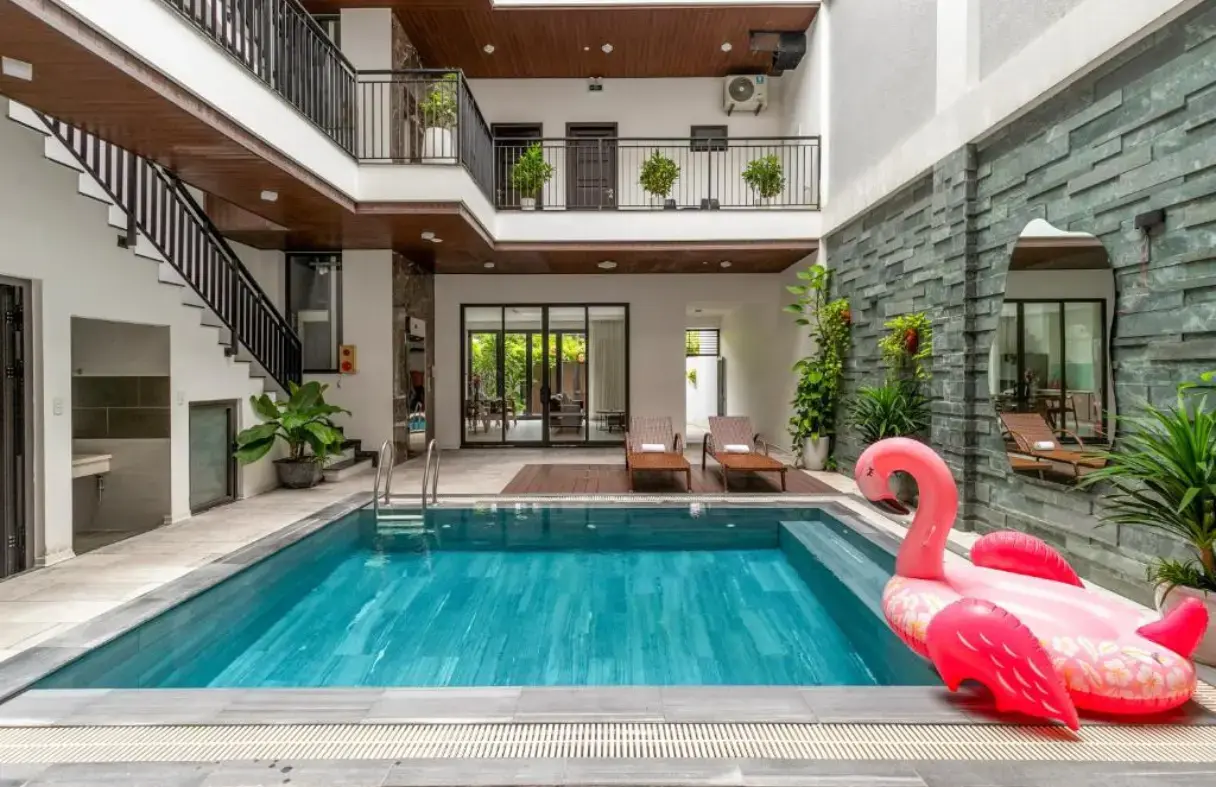 Khu vực bể bơi cạn an toàn cho trẻ em tại villa private pool Đà Nẵng của Koaniva.