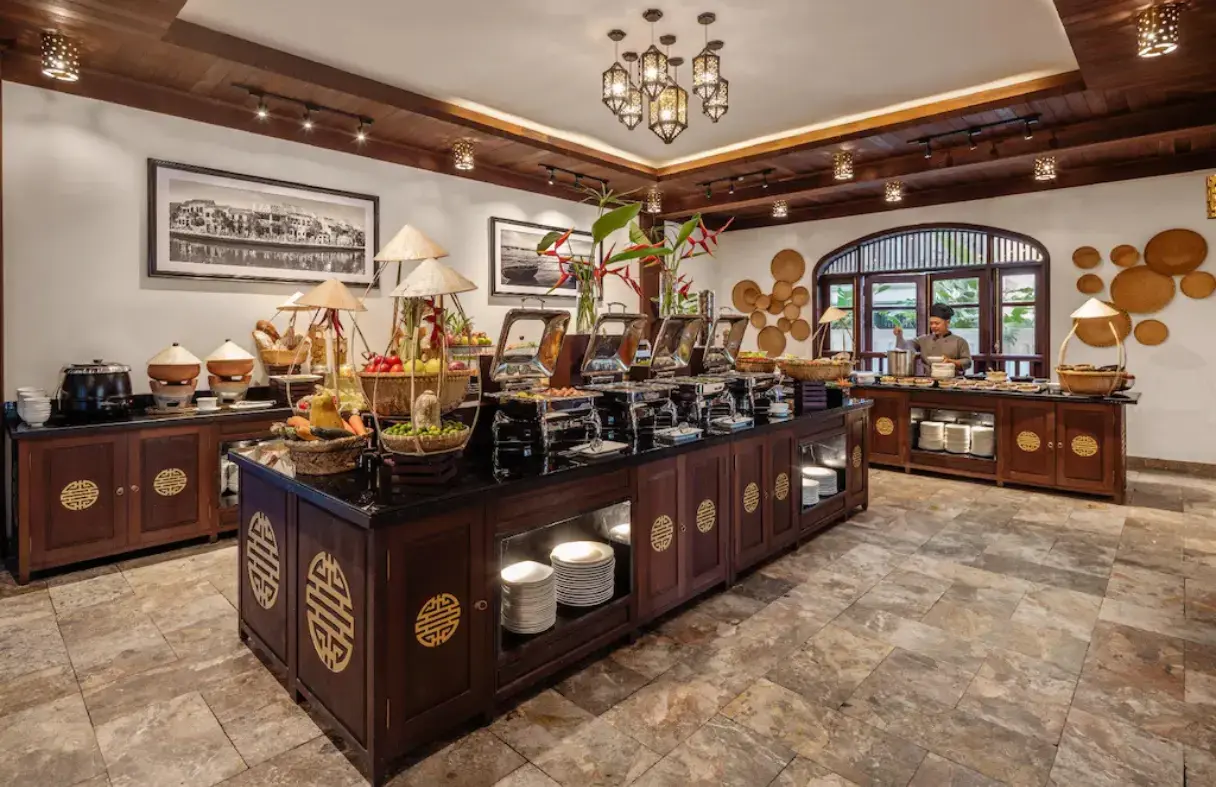 Buffet sáng đa dạng tại Legacy Hoi An Resort