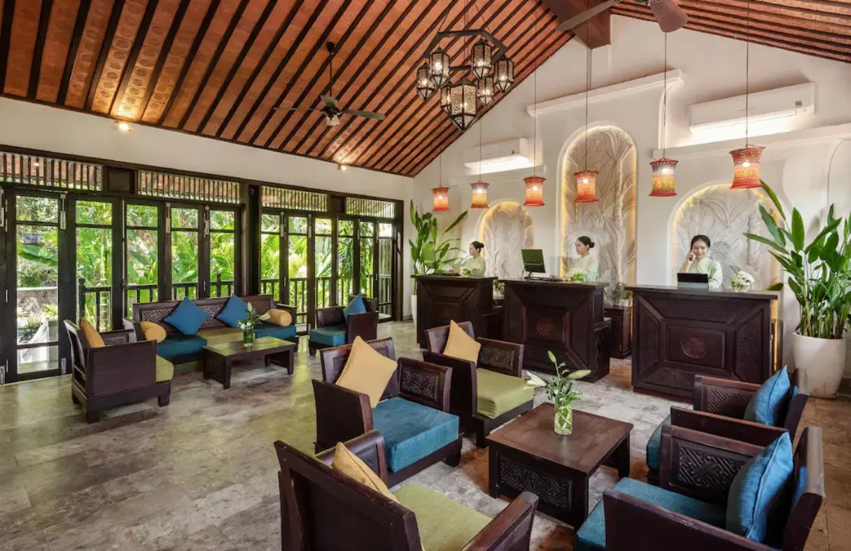 Sảnh chính Legacy Hoi An Resort rộng thoáng và sang trọng