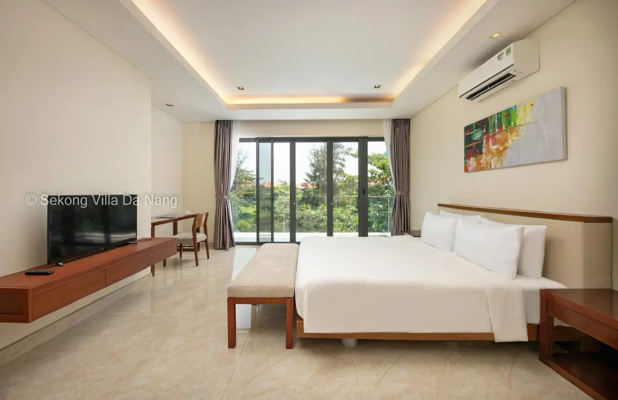 Phòng ngủ chính tại Koaniva The Ocean Villa mở ra không gian thoáng đãng đón gió biển.