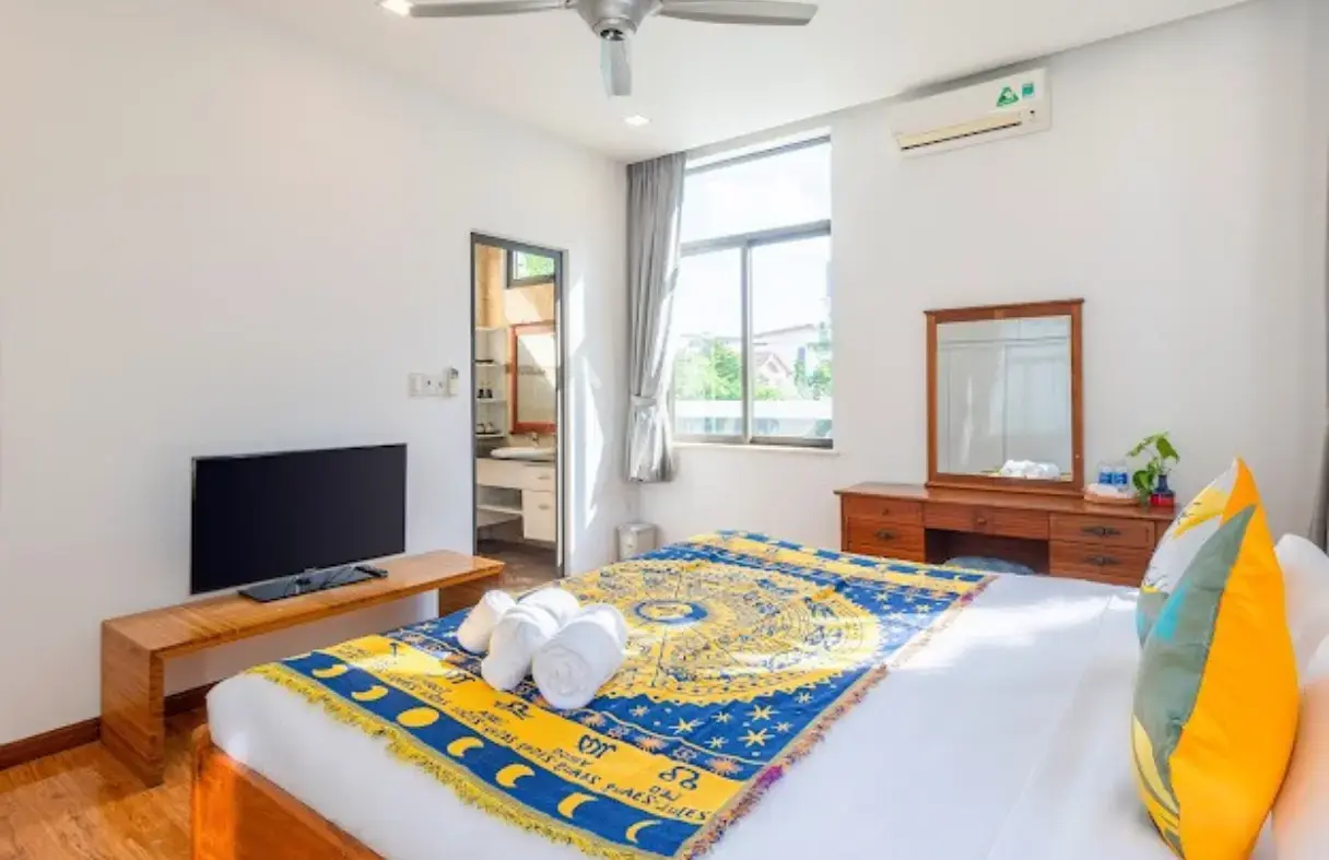 Phòng ngủ rộng rãi, nội thất tropical luxury tại Mây Luxury Villa – NHT.