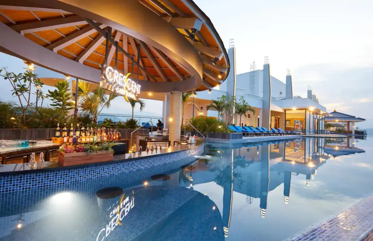 Nhà hàng cạnh hồ bơi chính tại Đà Nẵng Mikazuki Japanese Resorts & Spa, không gian mở và view biển thư giãn