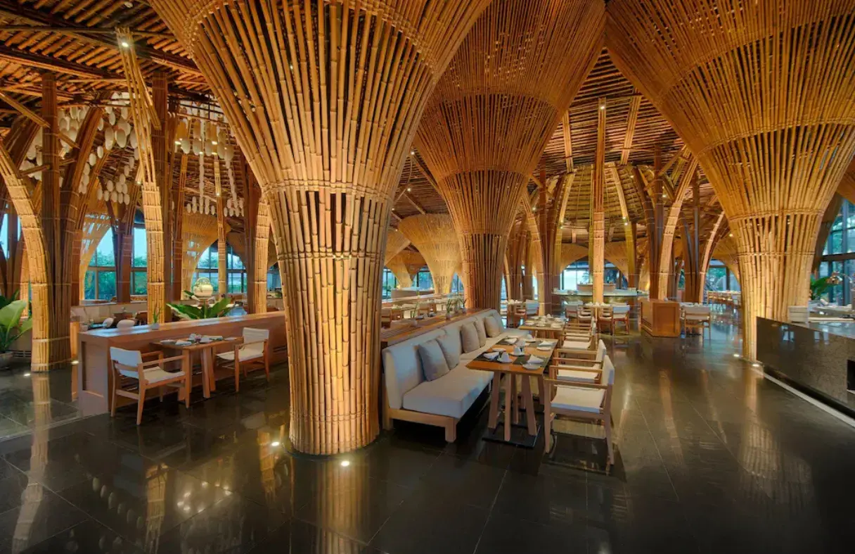 Nhà hàng và không gian ẩm thực tại Naman Resort Danang.