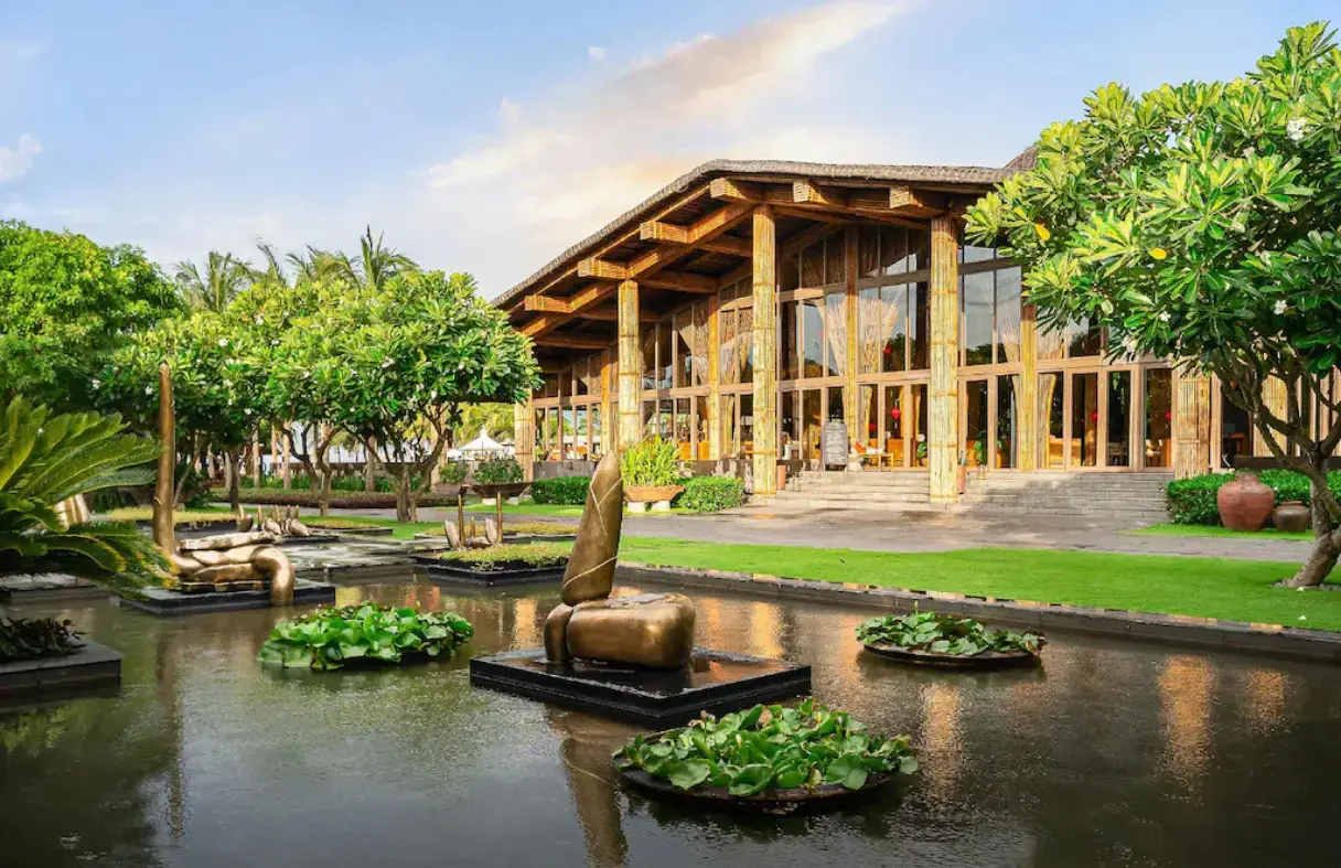 Khu vườn nhiệt đới xanh mát ở Naman Resort Danang.