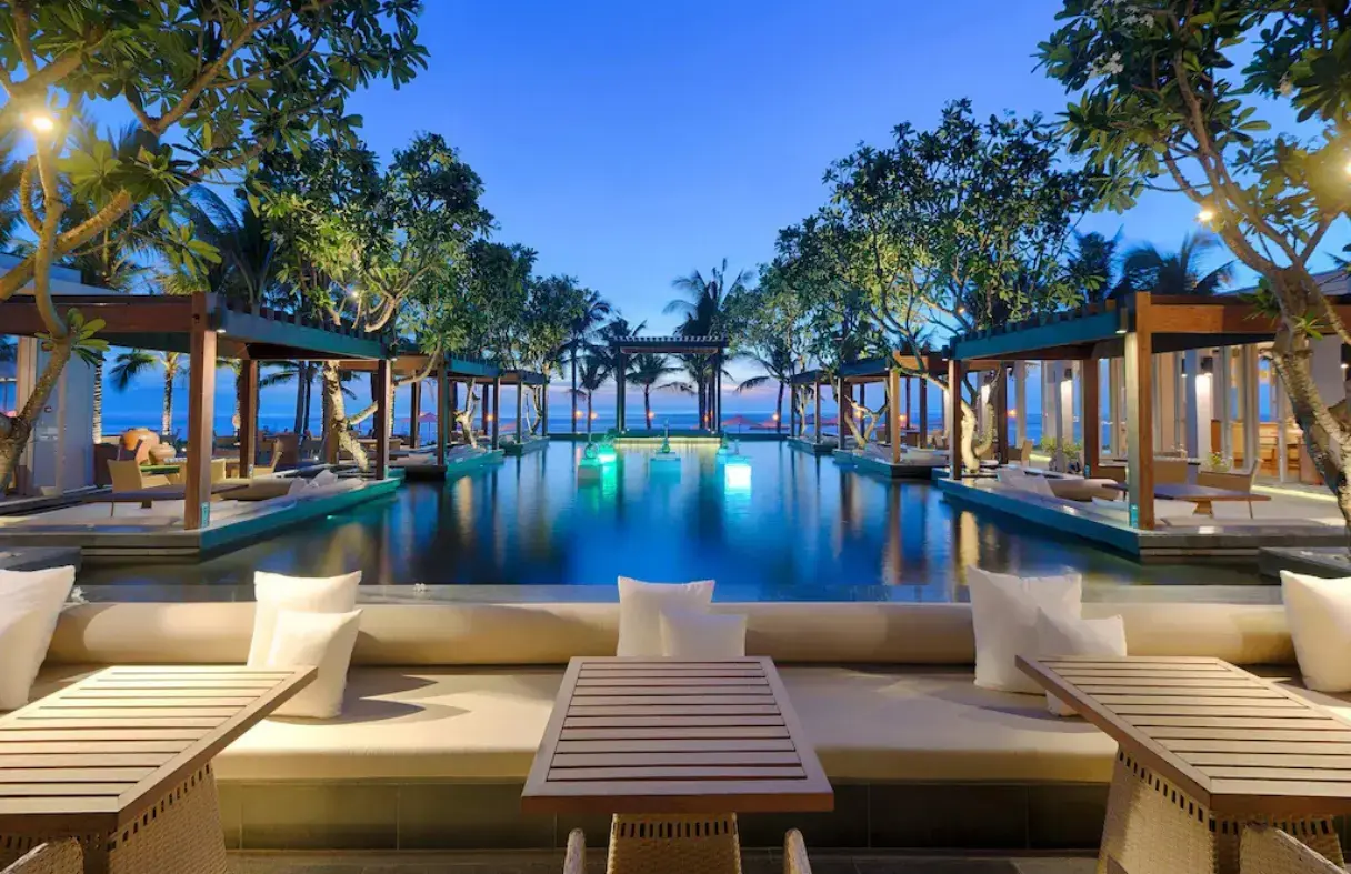 Naman Resort Danang lung linh về đêm.