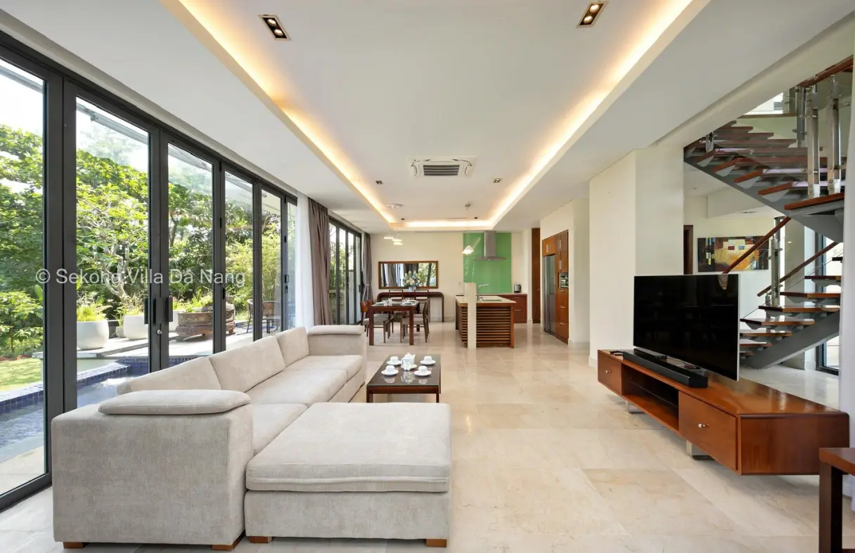 Phòng khách rộng thoáng của The Ocean Villa khi Đặt phòng Koaniva