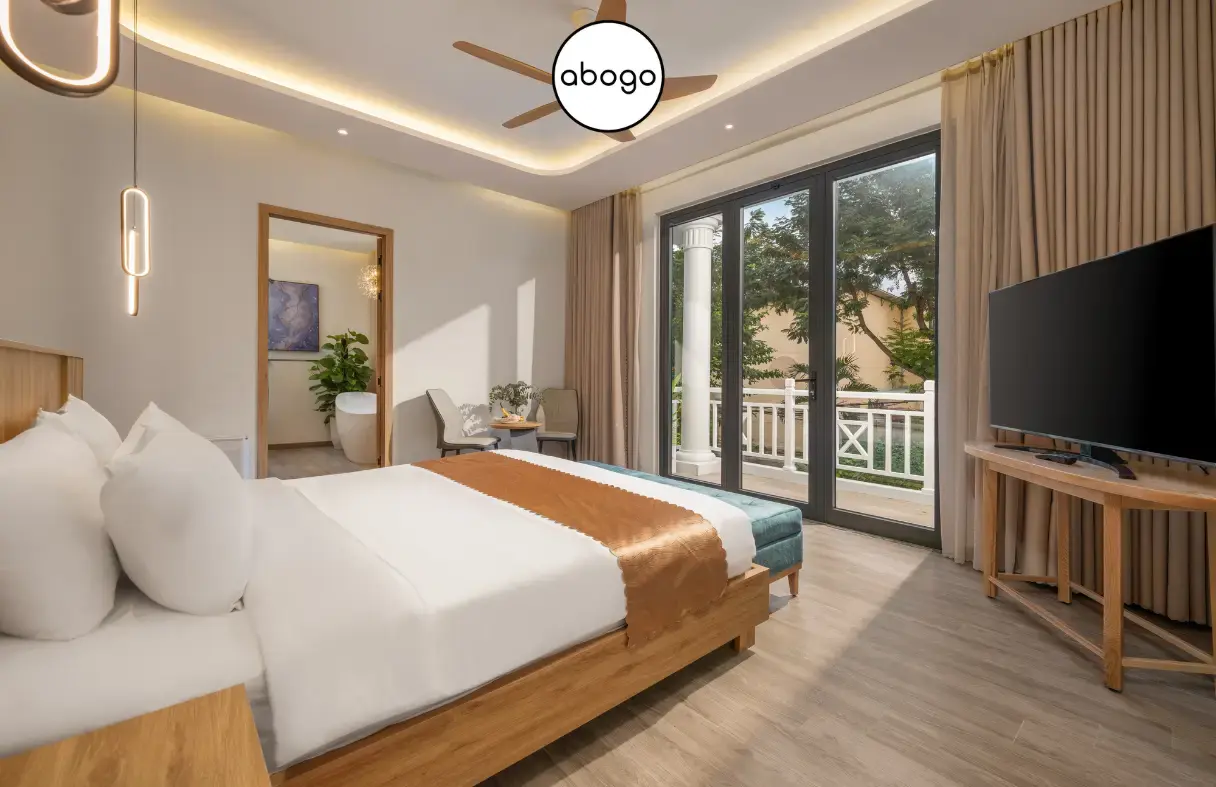 Phòng ngủ master tại PEARL Villa Danang với giường king size và ban công