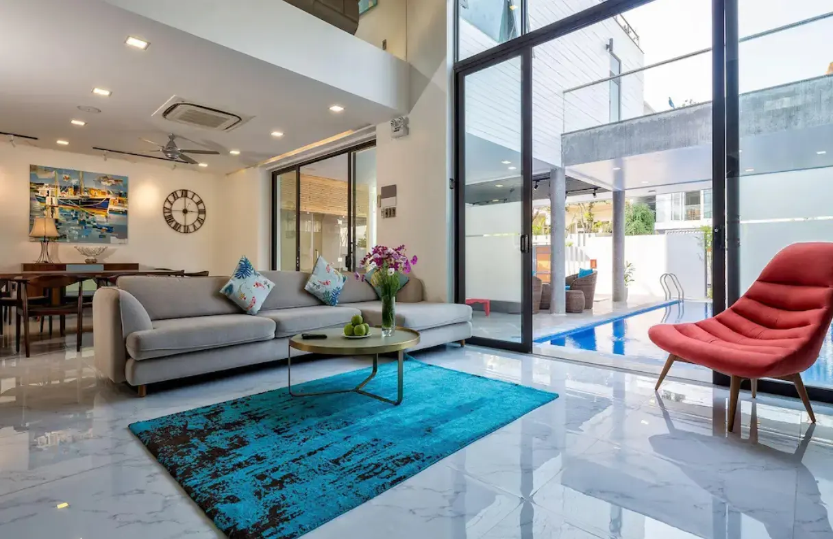 Phòng khách lớn trong villa Đà Nẵng, đủ chỗ sinh hoạt cho đoàn 15–20 người