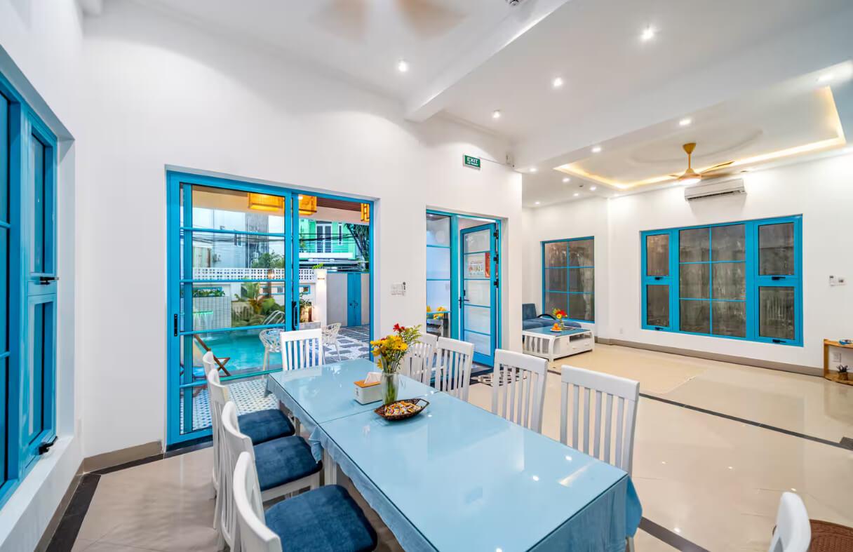 Không gian phòng khách rộng rãi trong villa cao cấp tại Đà Nẵng