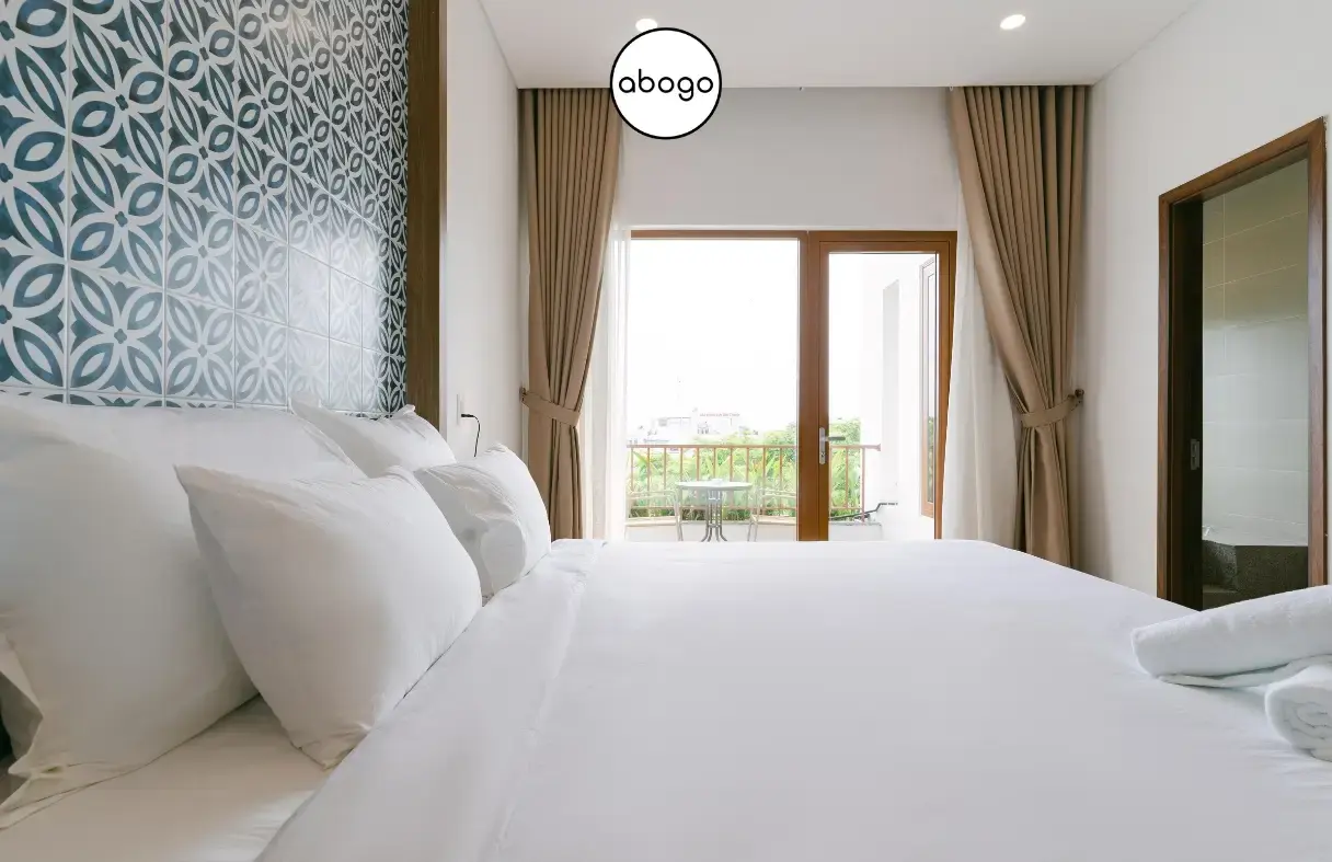 Phòng ngủ có ban công đón nắng tại villa Ayla gần biển