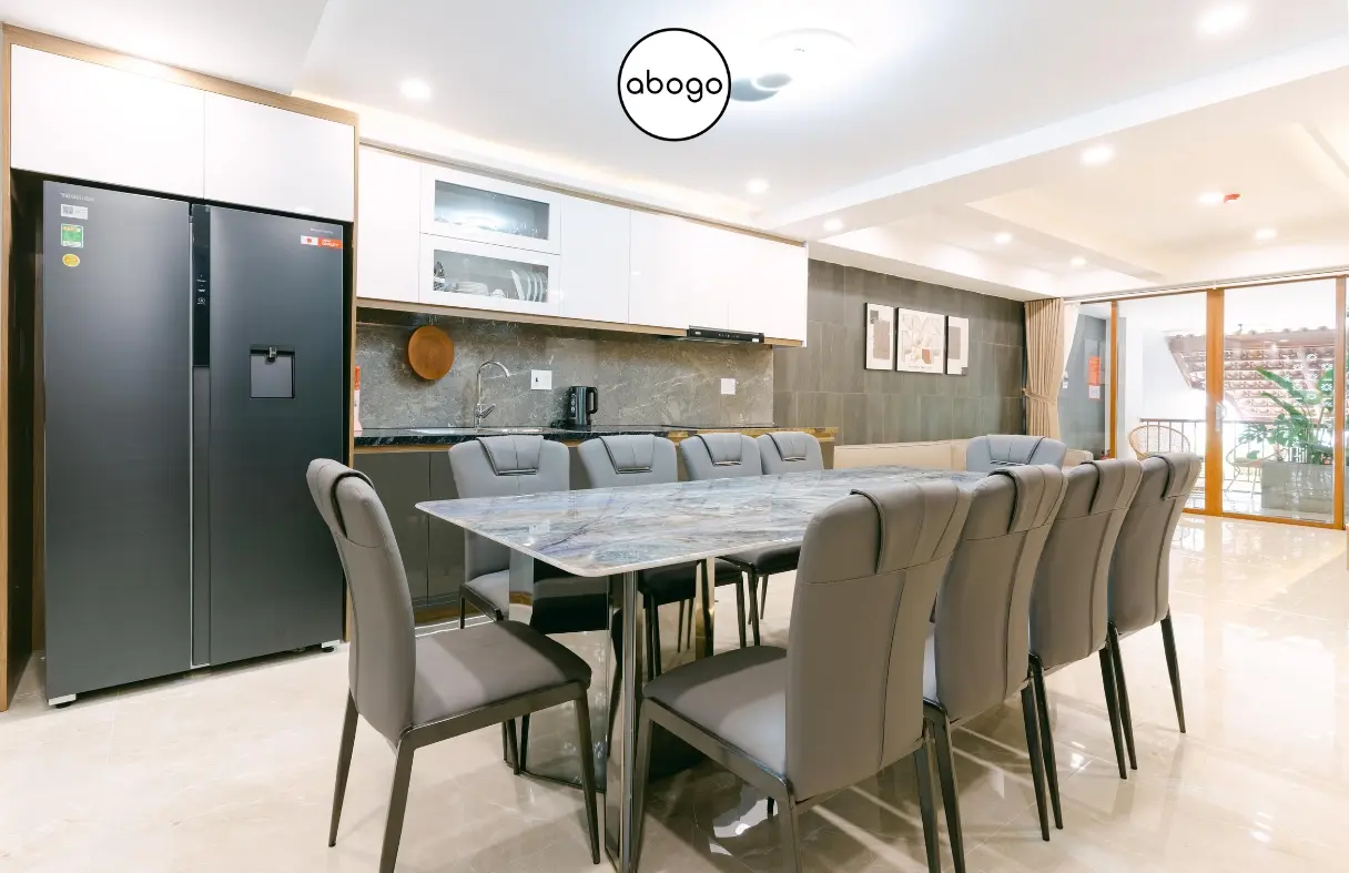 Phòng ngủ có ban công đón nắng tại villa Ayla gần biển