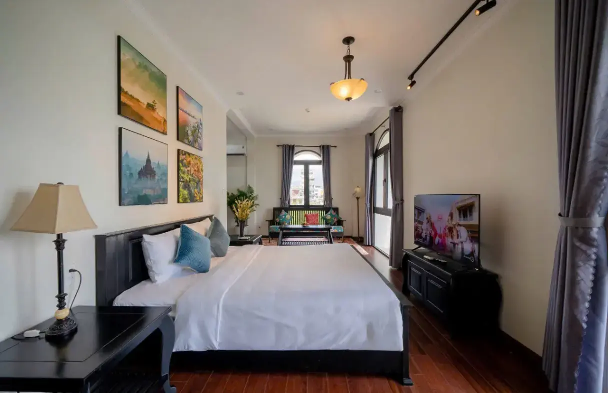 Phòng ngủ villa cổ điển tại Đà Nẵng, bố cục hài hòa, ánh sáng tự nhiên và nội thất ấm áp
