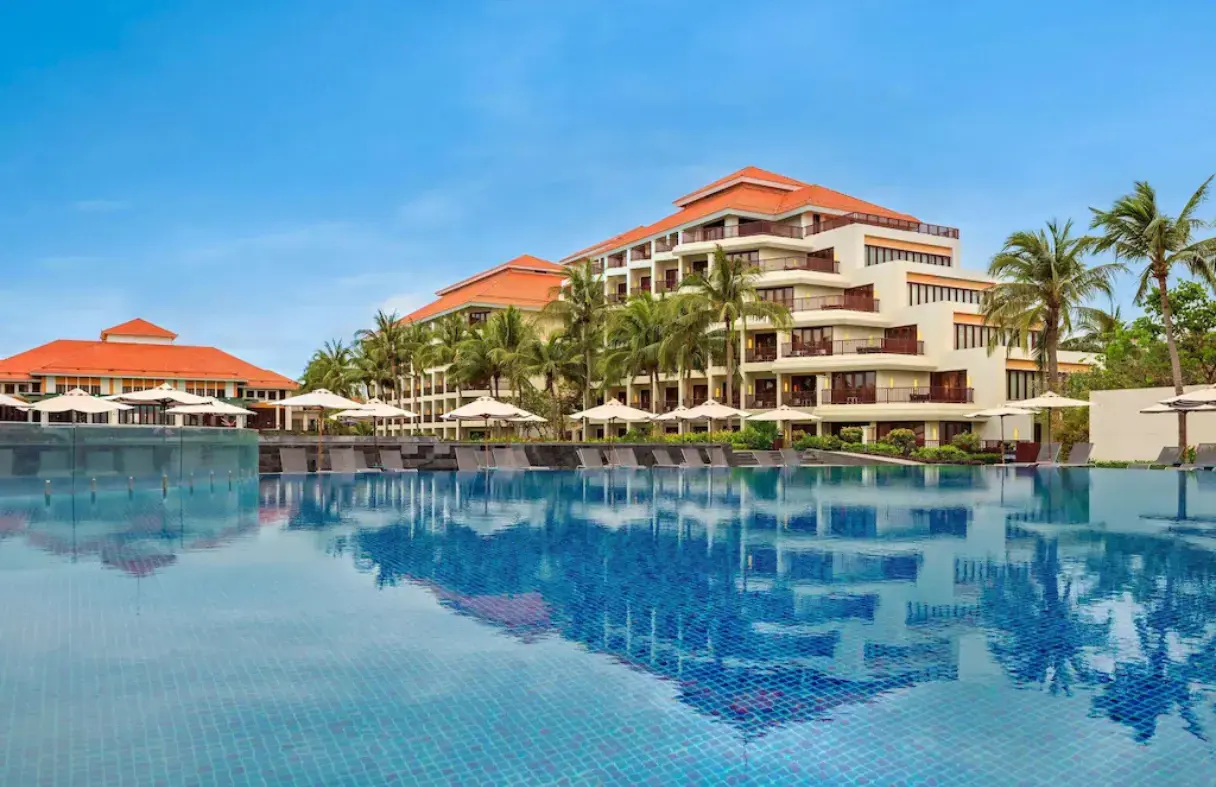 Hồ bơi vô cực tuyệt đẹp tại Pullman Danang Beach Resort nhìn thẳng ra biển.