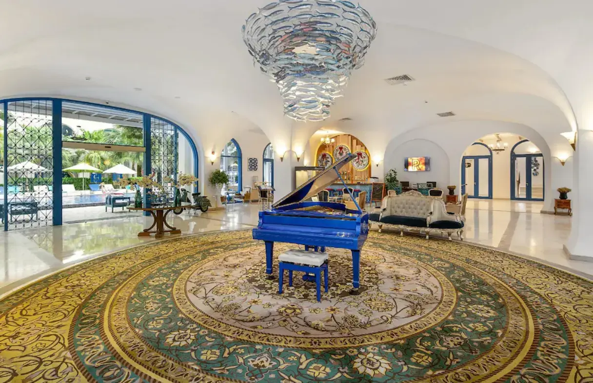 Sảnh chính sang trọng của Risemount Premier Resort Đà Nẵng với tông trắng – xanh đặc trưng