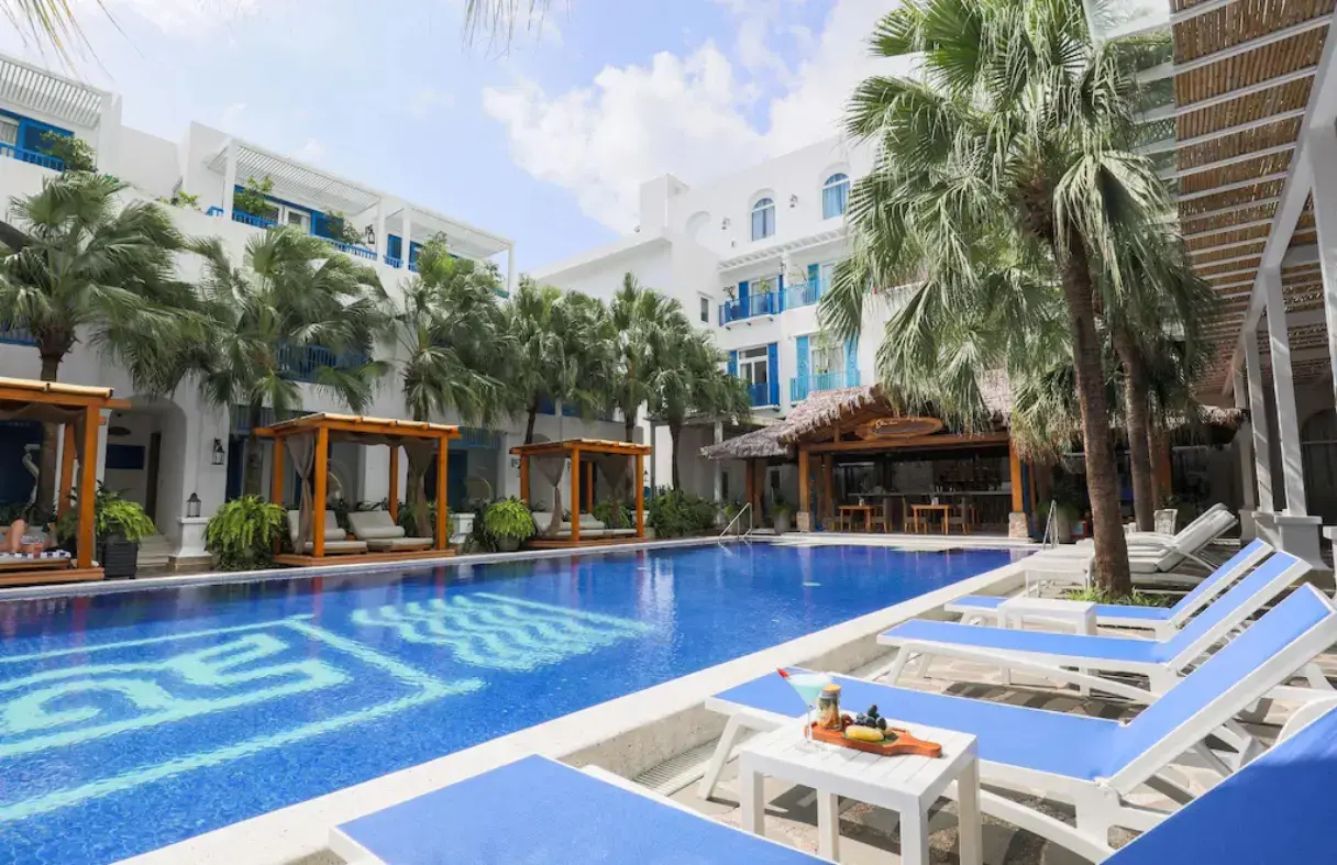 Hồ bơi trung tâm tại Risemount Premier Resort Đà Nẵng, không gian thư giãn lý tưởng