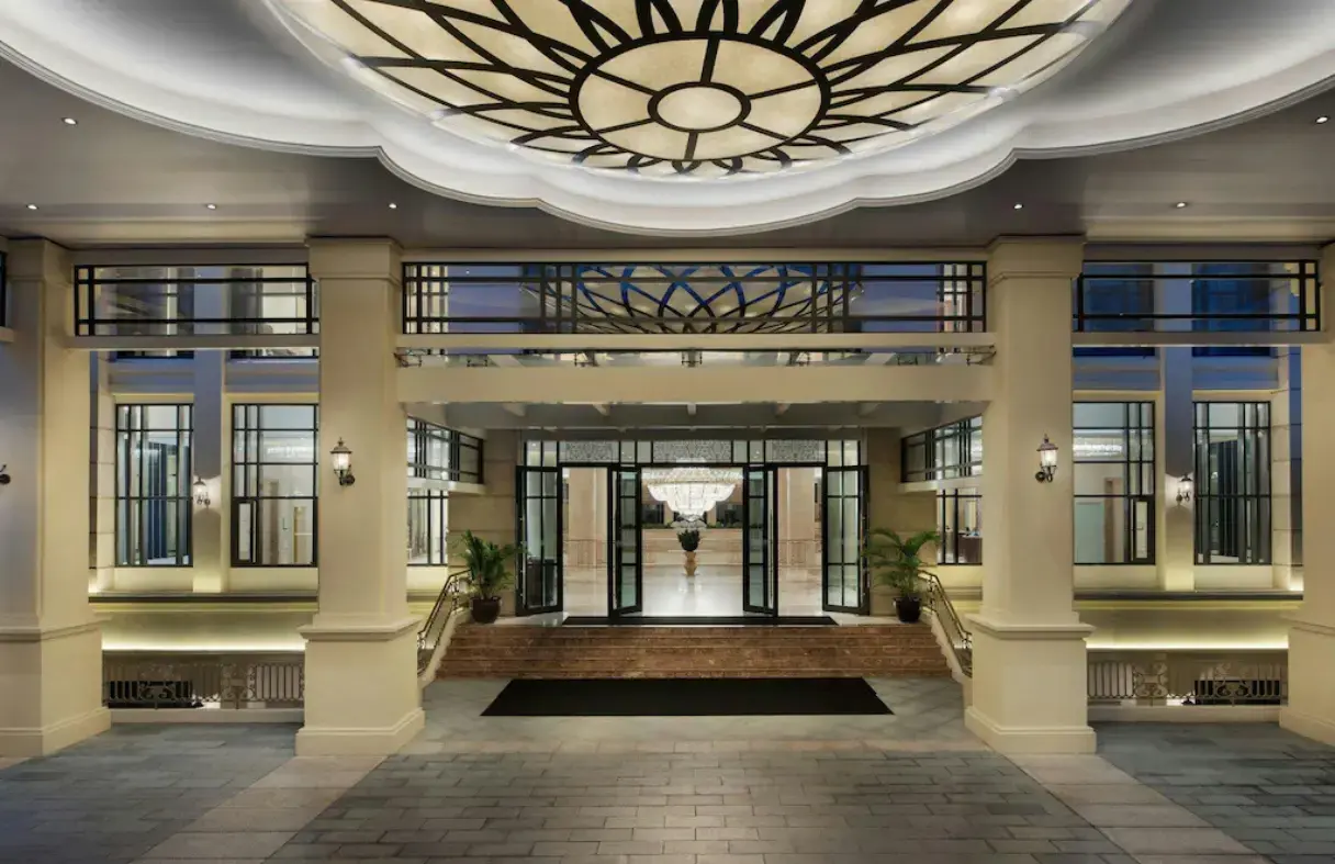 Sảnh chính Sheraton Grand Đà Nẵng Resort sang trọng với không gian mở hướng biển