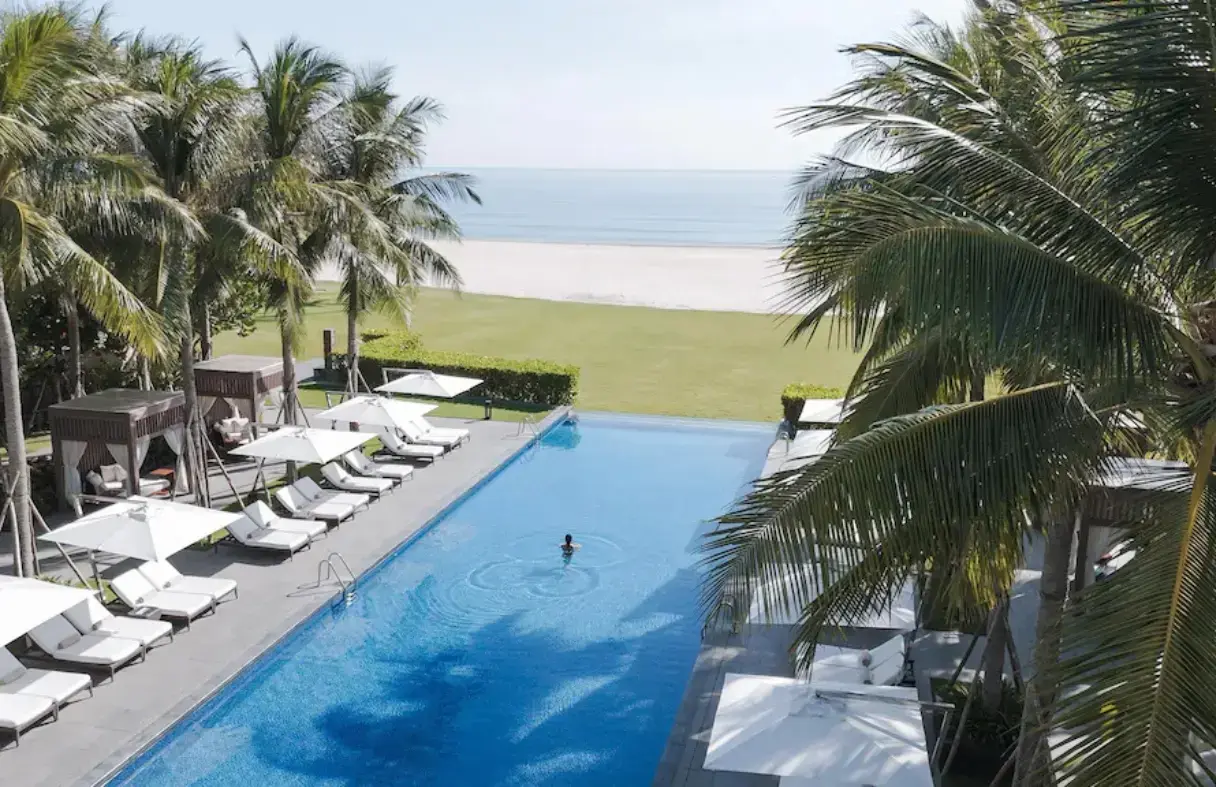 Hồ bơi chính hướng biển tại Shilla Monogram Quangnam Danang – điểm check-in biểu tượng của resort