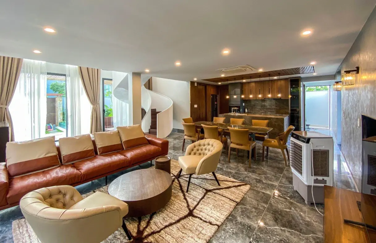 Phòng khách hiện đại và thoáng sáng của song cat villa 59nl.