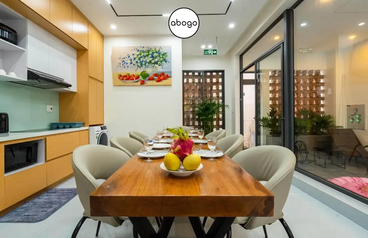 Hồ bơi muối khoáng tại Strawberry My Khe Beach Villa có thác nước và màn mưa thư giãn