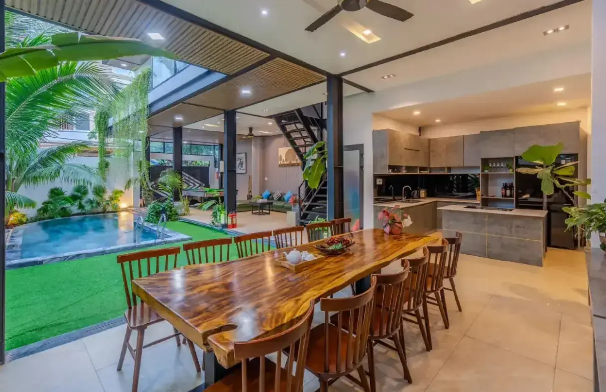 Tiện nghi đầy đủ trong villa Đà Nẵng giá rẻ - Bếp nấu ăn, nội thất hiện đại, đảm bảo kỳ nghỉ tiện nghi, tiết kiệm.