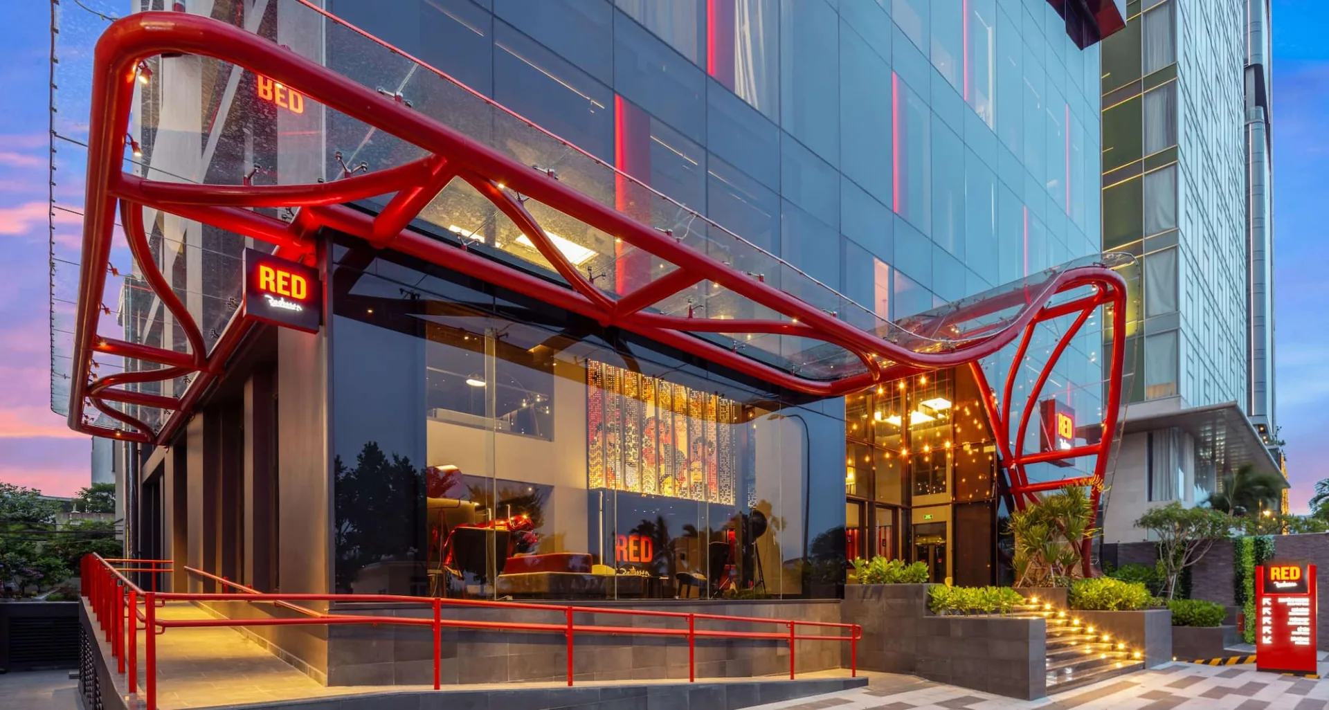 Hotline Liên Hệ Số Điện Thoại Tổng Đài Radisson RED Danang Đặt Phòng Chính Thức
